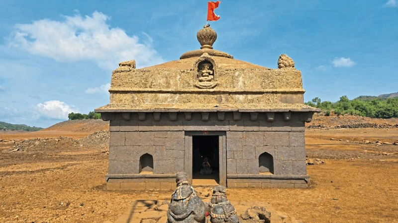 बाँध का पानी सूखते ही बाहर आया ‘सदियों पुराना’ पांडवकालीन कांबरेश्वर मंदिर, श्रद्धालुओं की लगी भीड़ बाँध का पानी सूखते ही बाहर आया ‘सदियों पुराना’ पांडवकालीन कांबरेश्वर मंदिर, श्रद्धालुओं की लगी भीड़
