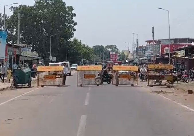 राजिम-गरियाबंद मार्ग पर खाद की किल्लत को लेकर किसानों का चक्का जाम, प्रशासन के खिलाफ नारेबाजी