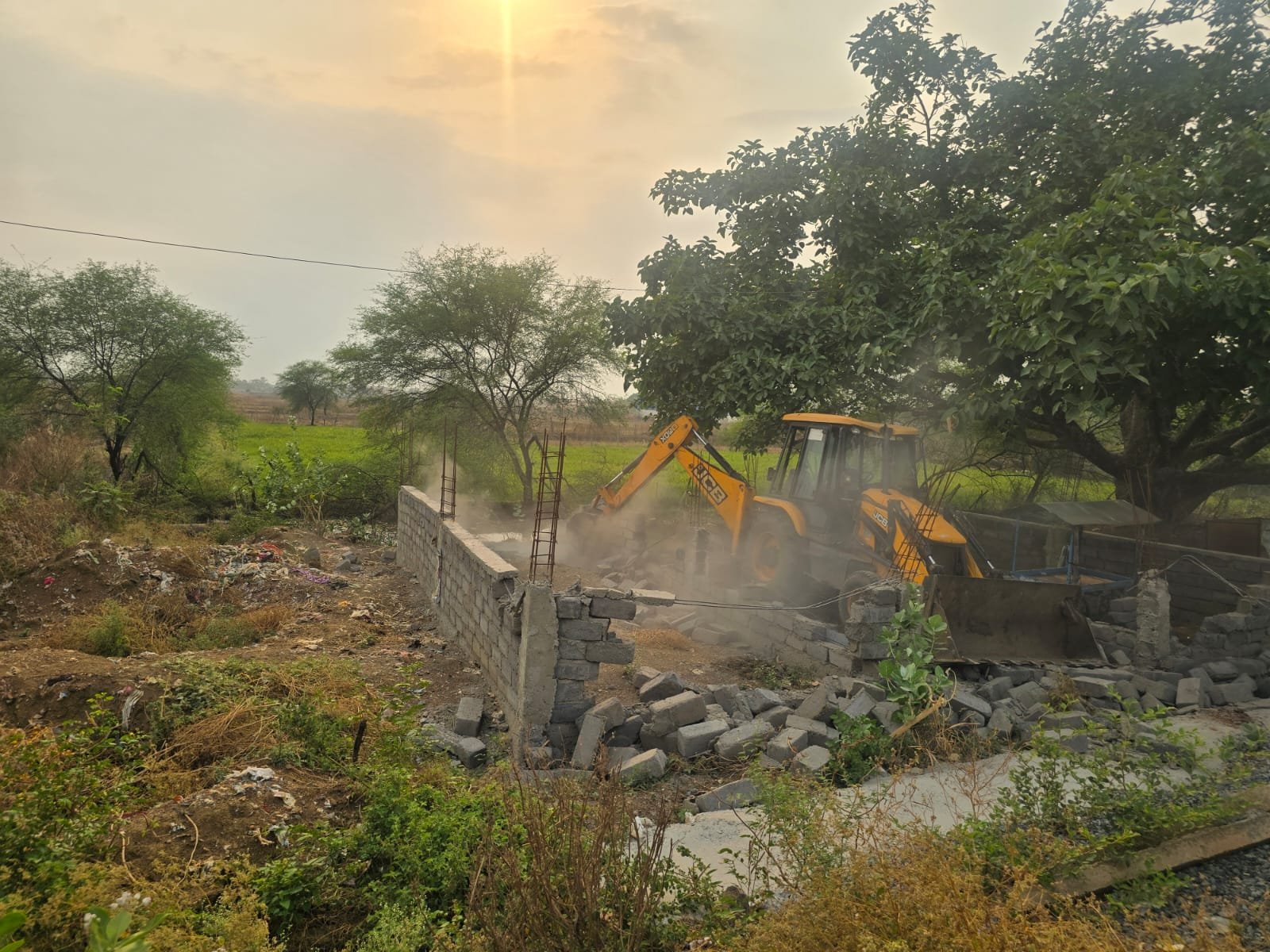 तिल्दा के बीएनबी हाई स्कूल से कॉलेज मार्ग पर सरकारी जमीन पर बन रहे अवैध कब्जा हटाया गया, जिला प्रशासन ने की कार्यवाही