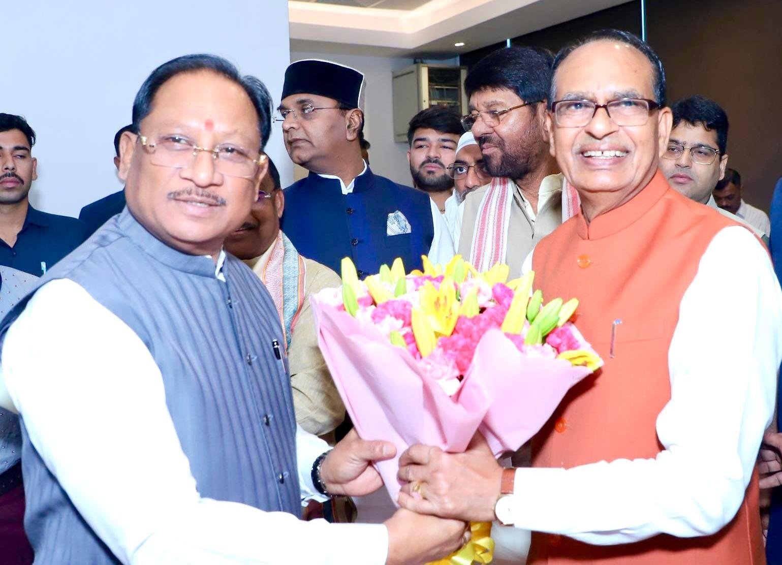 ‘अपनापन’ के विमोचन समारोह में शामिल हुए मुख्यमंत्री विष्णुदेव साय ‘अपनापन’ के विमोचन समारोह में शामिल हुए मुख्यमंत्री विष्णुदेव साय