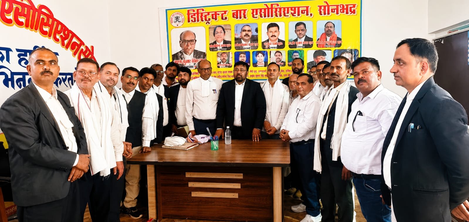 भीषण गर्मी को देखते हुए 15 वरिष्ठ अधिवक्ताओं को किया गया गमछा वितरण। भीषण गर्मी को देखते हुए 15 वरिष्ठ अधिवक्ताओं को किया गया गमछा वितरण।
