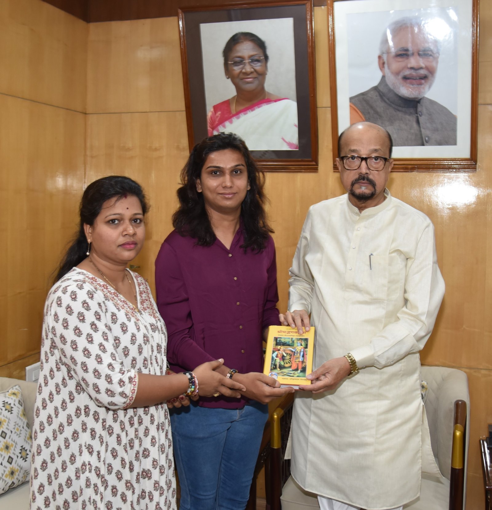 राज्यपाल डेका से पर्वतारोही सुश्री अंकिता गुप्ता ने की सौजन्य भेंट राज्यपाल डेका से पर्वतारोही सुश्री अंकिता गुप्ता ने की सौजन्य भेंट