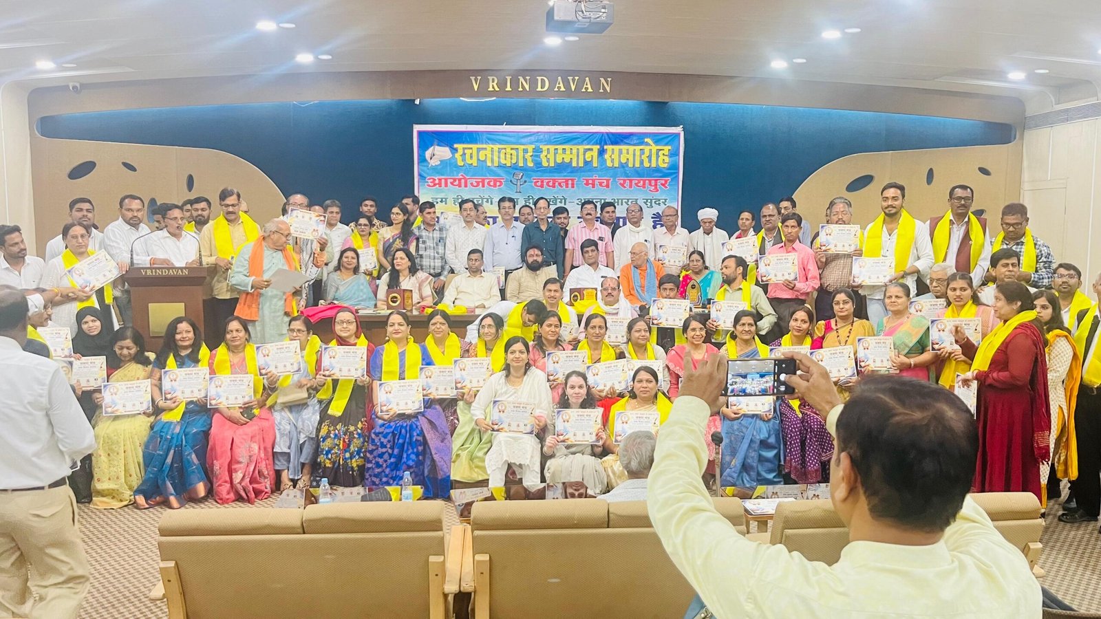 साहित्य राजनीति के आगे चलनेवाली मशाल है – वक्ता मंच द्वारा प्रदेश के 151रचनाकार सम्मानित